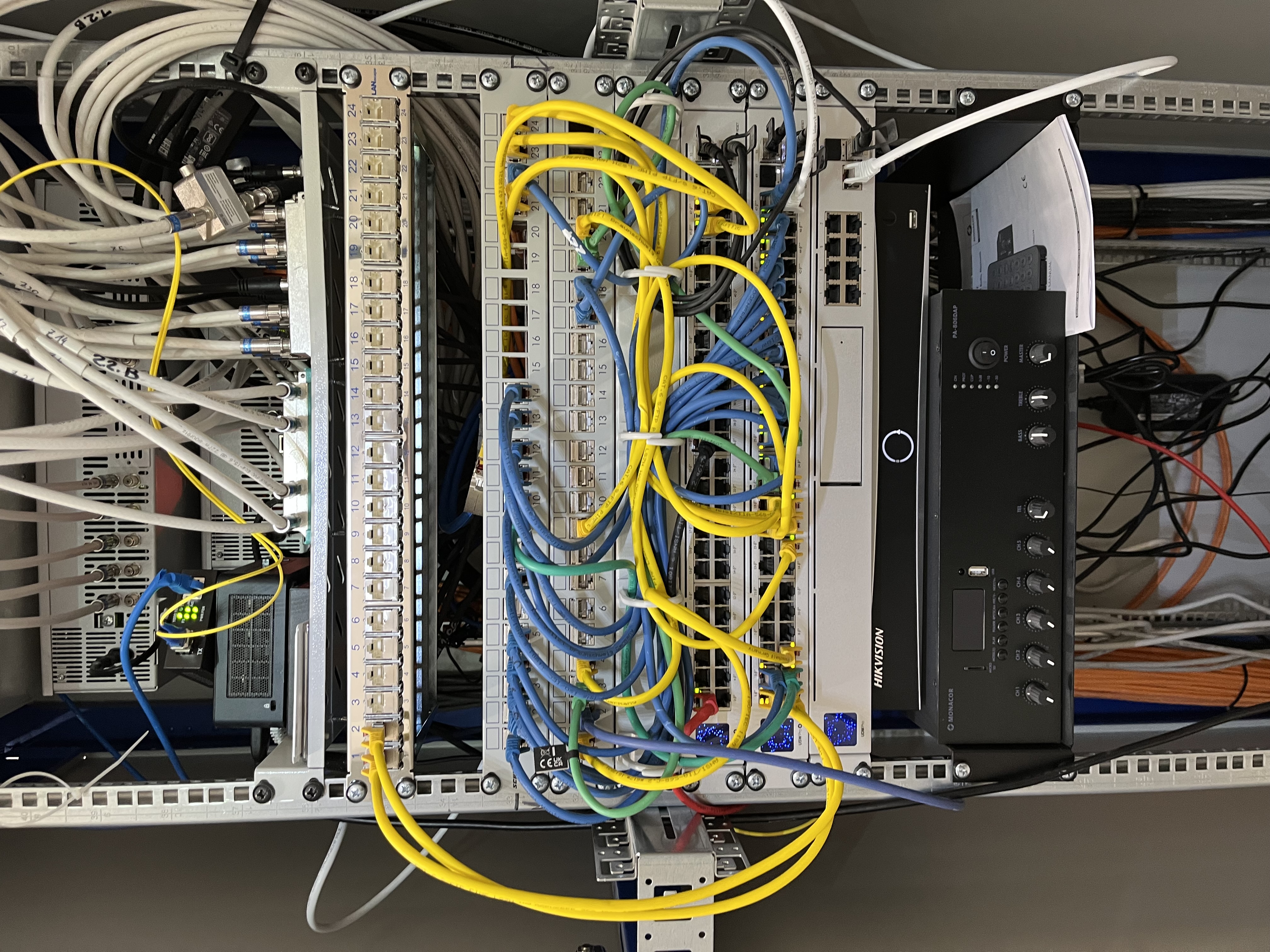 Serverschrank1.JPG