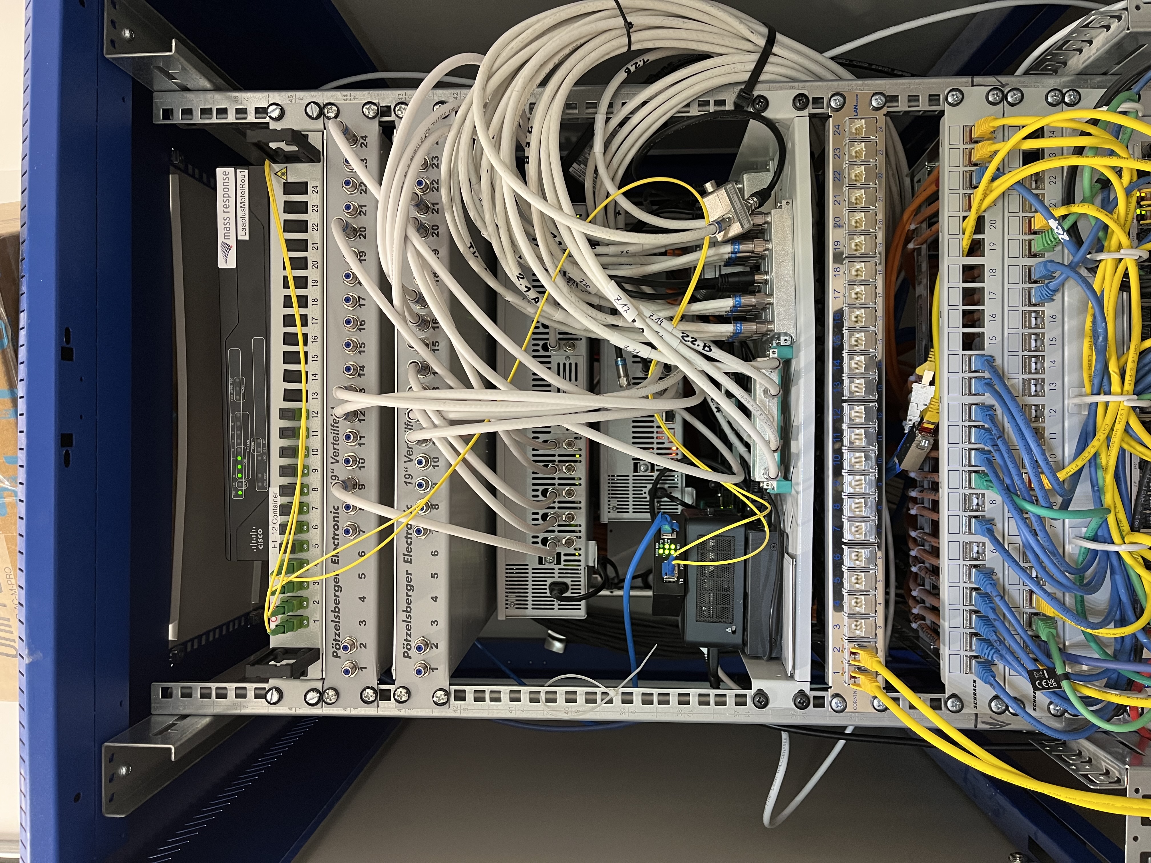 Serverschrank2.JPG